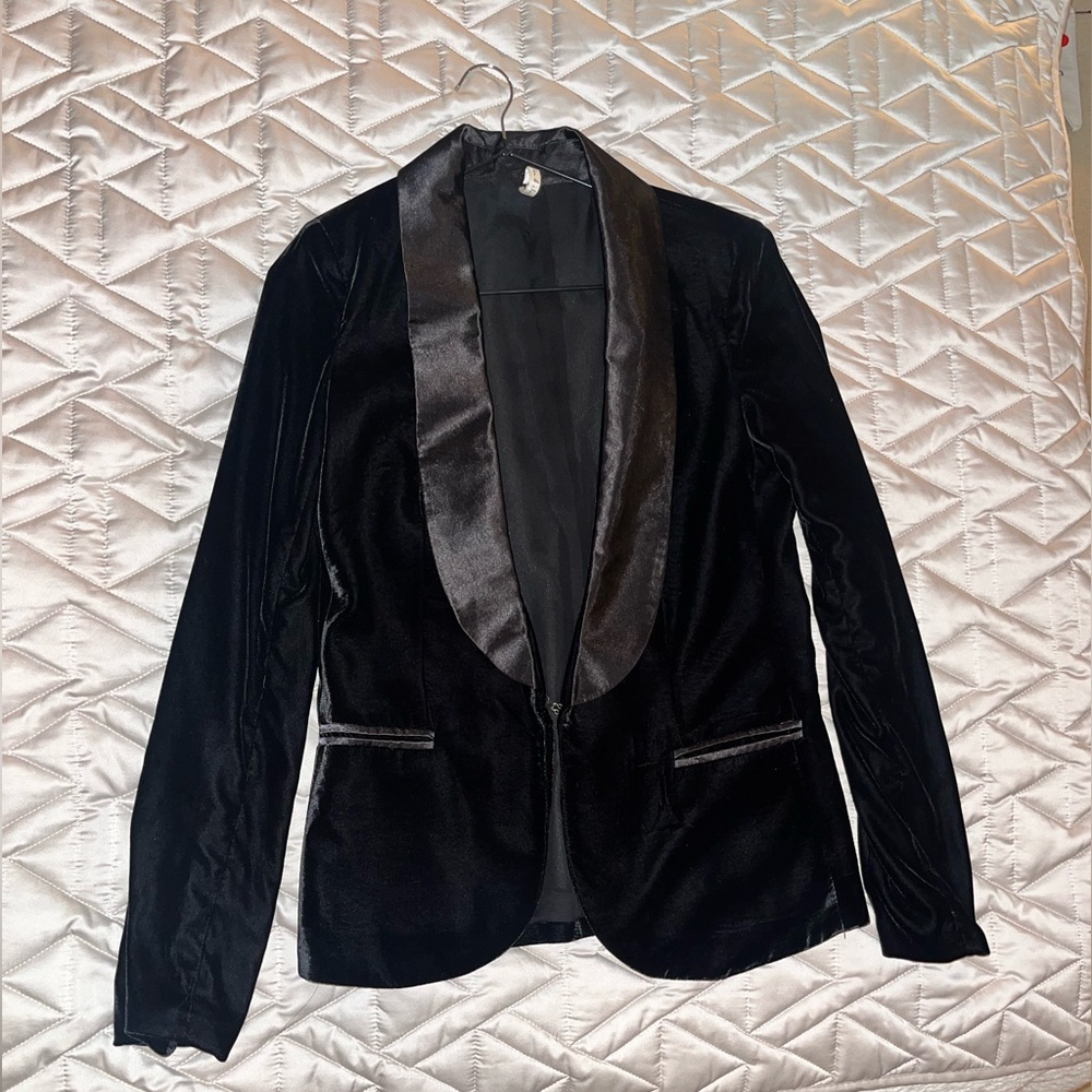 Willow and Clay black velvet tuxedo blazer
